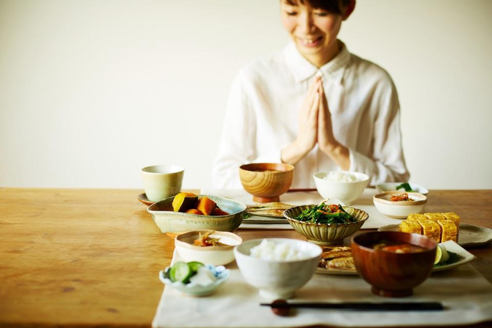 低たんぱく食品を食べる女性