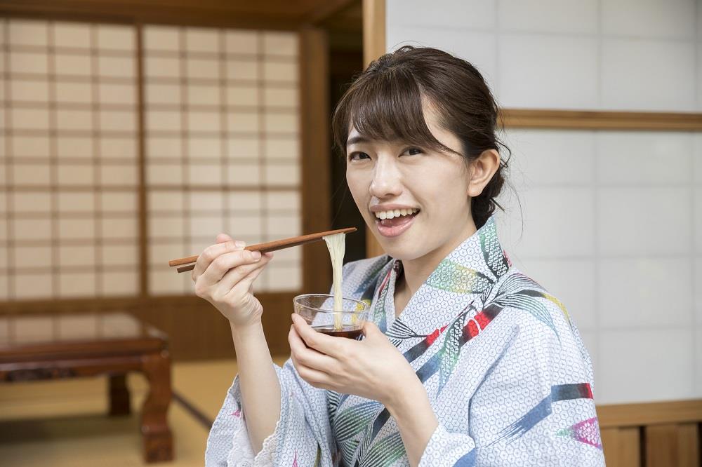 そうめんを食べる女性