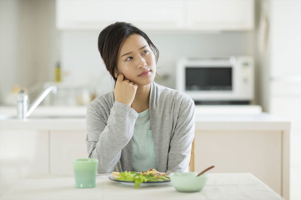 食べ合わせを悩む女性